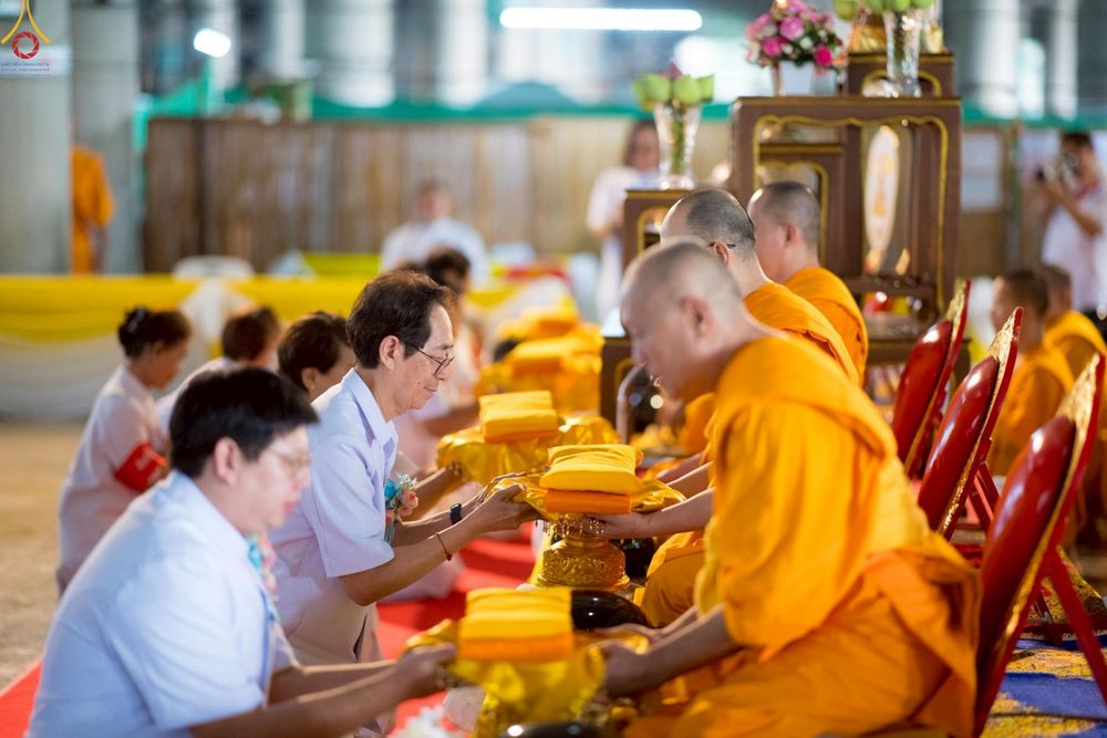 ภาพ No.246596:วันที่ 14 กันยายน พ.ศ. 2568 พิธีตักบาตรฉลองพระใหม่ ในโครงการอุปสมบทหมู่บูชาธรรม ครบรอบ108ปี วันครูผู้ค้นพบวิชชาธรรมกาย ณ วิหารคด วัดพระธรรมกาย