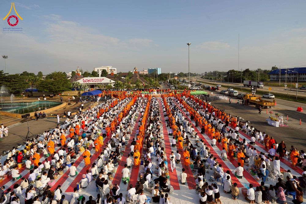 ภาพ No.276902:วันเสาร์ที่ 6 ธันวาคม พ.ศ. 2568 พิธีตักบาตรพระ 1,000 รูป อุทิศถวายพระราชกุศลสมเด็จพระนางเจ้าสิริกิติ์ พระบรมราชินีนาถ พระบรมราชชนนี พันปีหลวง และ ทำบุญเมืองลำปาง ครบรอบ 1,345 ปี ณ ลานพระบรมราชานุสาวรีย์สมเด็จพระนเรศวรมหาราชนครลำปาง อ.เกาะคา จ.ลำปาง