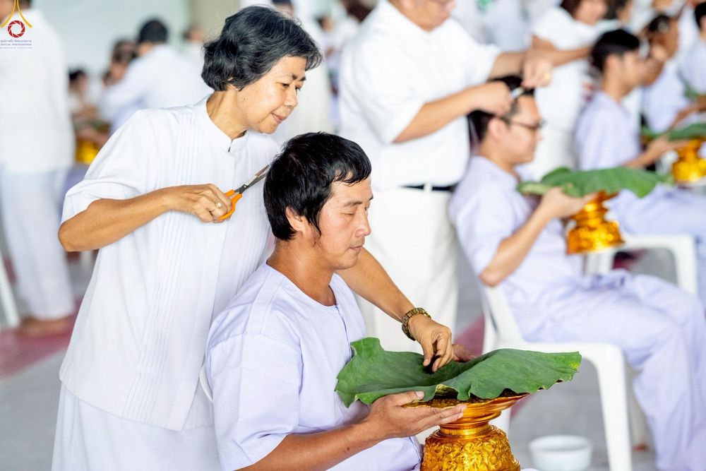 ภาพ No.248587:วันที่ 28 กันยายน พ.ศ. 2568 พิธีตัดปอยผม และปลงผม โครงการอุปสมบทบูชาธรรม 141 ปี พระมงคลเทพมุนี ณ วิหารคด วัดพระธรรมกาย