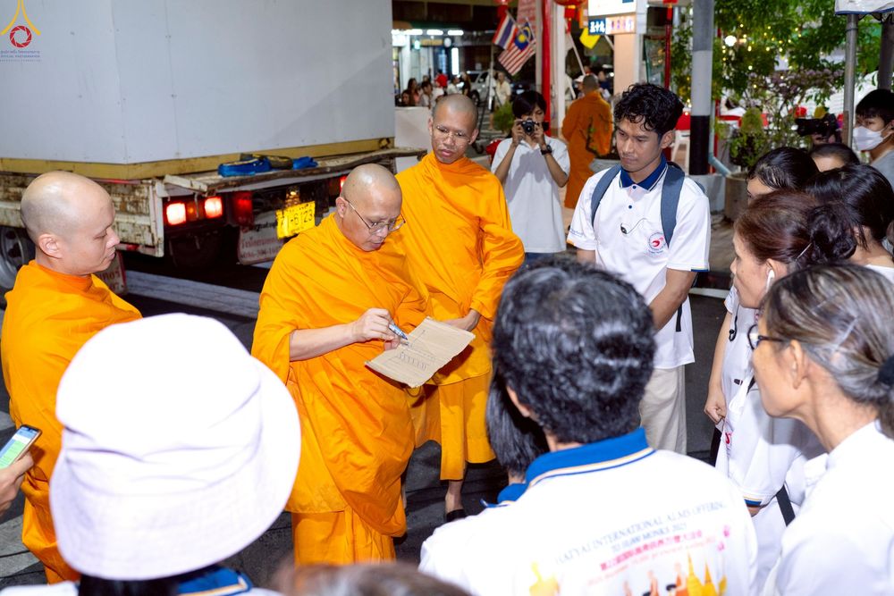 ภาพ No.237326:วันที่ 9-10 สิงหาคม พ.ศ. 2568 การเตรียมงาน เก็บงาน ของเจ้าหน้าที่ทุกสถานะ ในงานมหาสังฆทาน ตักบาตรพระ 10,000 รูป ใจกลางเมืองหาดใหญ่ จ.สงขลา