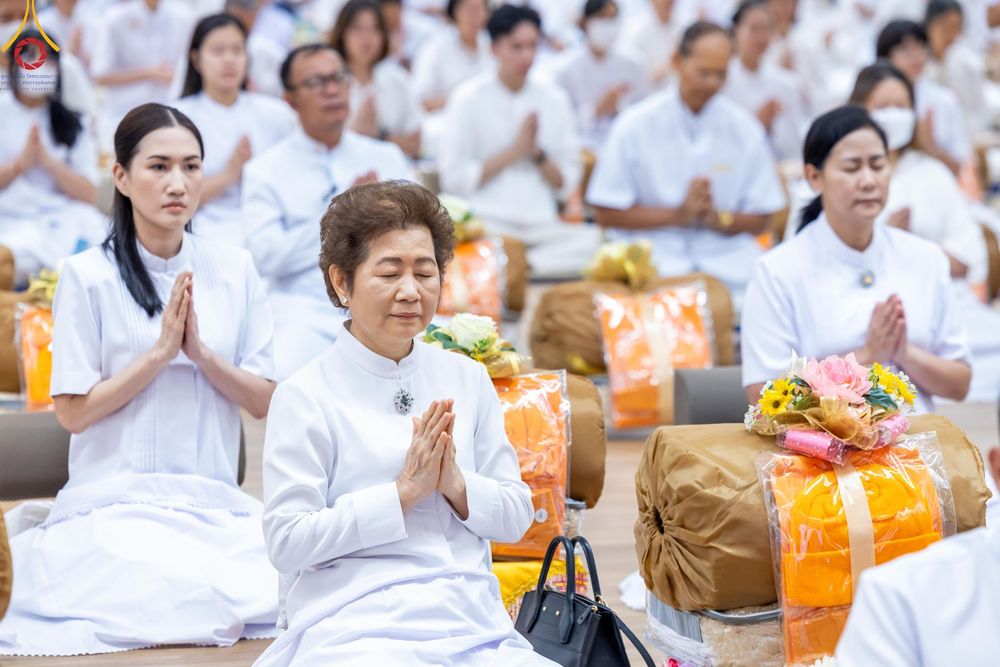 ภาพ No.180801:พิธีถวายภัตตาหารเมนูสวรรค์ และพิธีถวายอุปกรณ์กันหนาว แด่คณะพระภิกษุสามเณรวัดพระธรรมกาย วันอาทิตย์ที่ 8 ธันวาคม พ.ศ.2567 ณ สภาธรรมกายสากล วัดพระธรรมกาย