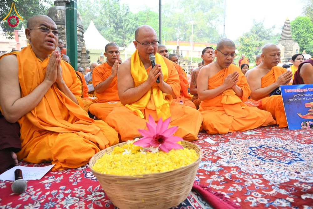 ภาพ No.179785:พิธีทอดกฐินสมทบ ณ วัดพุทธรัตน ทอดกฐินใต้ต้นพระศรีมหาโพธิ์ เมืองพุทธคยา ประเทศอินเดีย วันที่ 12 พฤศจิกายน พ.ศ. 2567