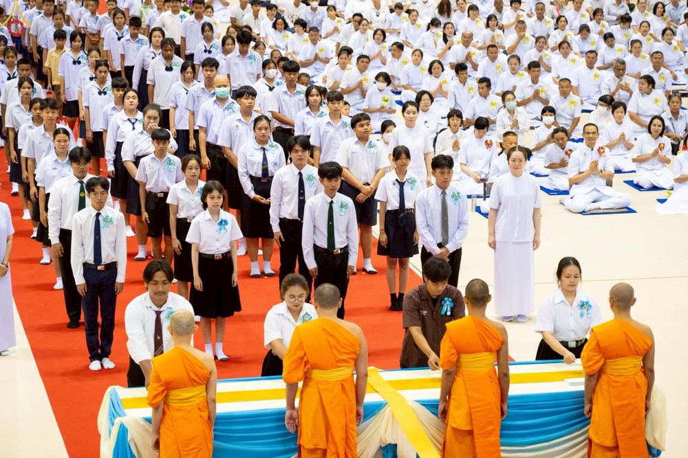 ภาพ No.233757:วันเสาร์ที่ 19 กรกฎาคม พ.ศ.2568 วันมหารำลึก ครั้งที่ 35 พิธีรำลึกถึงนักสร้างบารมี , พิธีสวดพระพุทธมนต์ , พิธีทอดผ้าบังสกุลและถวายไทยธรรม วัดพระธรรมกาย