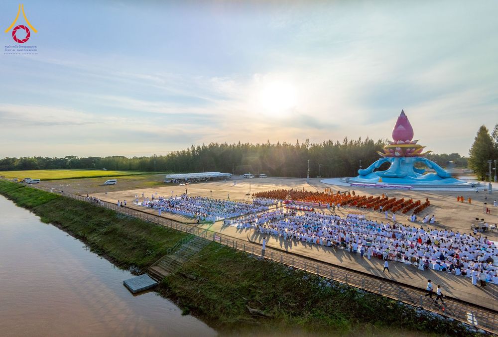 ภาพ No.250529:วันพุธที่ 8 ตุลาคม พ.ศ. 2568 พิธีตักบาตรเทโวโรหณะ ณ ลานธรรมปทุมรัตน์ธรรมเจดีย์ พุทธอุทยานนานาชาติ อ.โพนพิสัย จ.หนองคาย