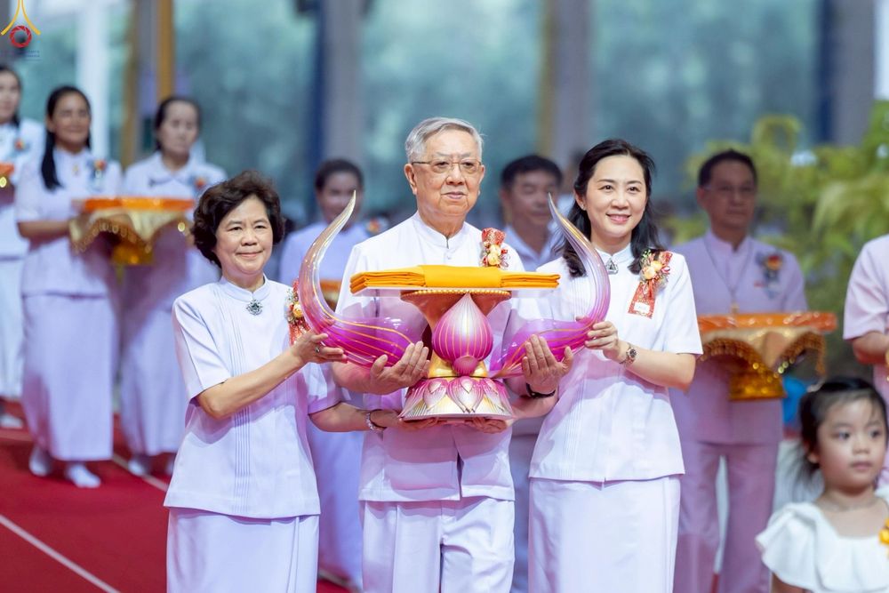 ภาพ No.243914:วันอาทิตย์ที่ 7 กันยายน พ.ศ. 2568 พิธีทอดผ้าป่าสมทบกฐินวัดพระธรรมกาย และสมทบกฐิน 30,000 วัดทั่วไทย ครั้งที่ 2 ณ ห้องแก้วสารพัดนึก 1 วัดพระธรรมกาย