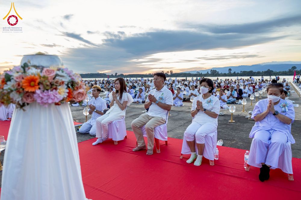 ภาพ No.250436:วันอังคารที่ 7 ตุลาคม พ.ศ. 2568 พิธีจุดประทีปบูชาพระรัตนตรัย ณ ลานธรรมปทุมรัตน์ธรรมเจดีย์ พุทธอุทยานนานาชาติ อ.โพนพิสัย จ.หนองคาย