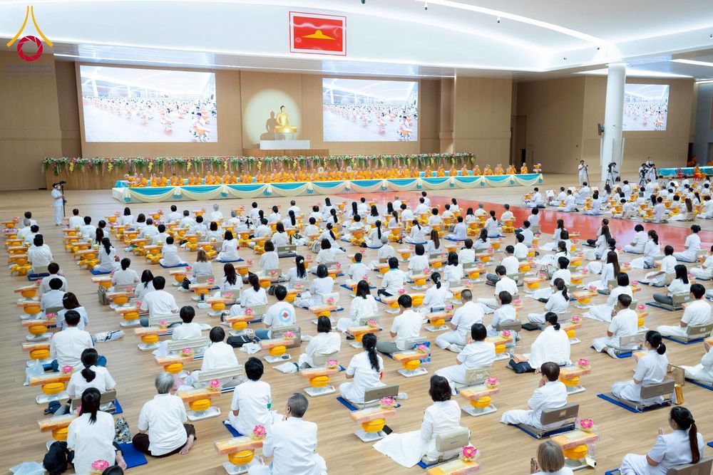 ภาพ No.270590:วันอาทิตย์ที่ 16 พฤศจิกายน พ.ศ. 2568 ถวายกองทุนโครงการอุปสมบทหมู่ 3,000 รูปทั่วไทย  รุ่นบูชาธรรมมหาปูชนียาจารย์ ณ ห้องแก้วสารพัดนึก 2 สภาธรรมกายสากล วัดพระธรรมกาย