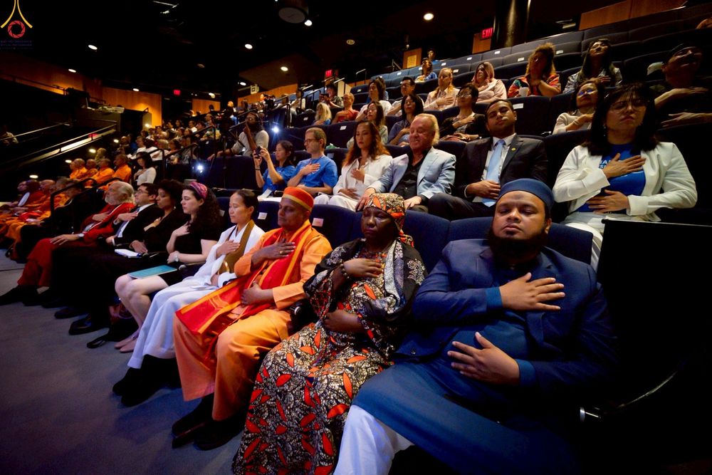 ภาพ No.249755:วันอาทิตย์ที่ 28 กันยายน พ.ศ. 2568 การปฏิบัติธรรมบูชาธรรม 108 ปี แห่งการบรรลุธรรมของหลวงปู่วัดปากน้ำ ได้จุดประทีปสันติภาพไปทั่วโลก และได้ร่วมเสวนาทางปัญญา เพื่อการขยายพระพุทธศาสนาวิชชาธรรมกายไปทั่วโลก  ในงาน HTC Newyork USA