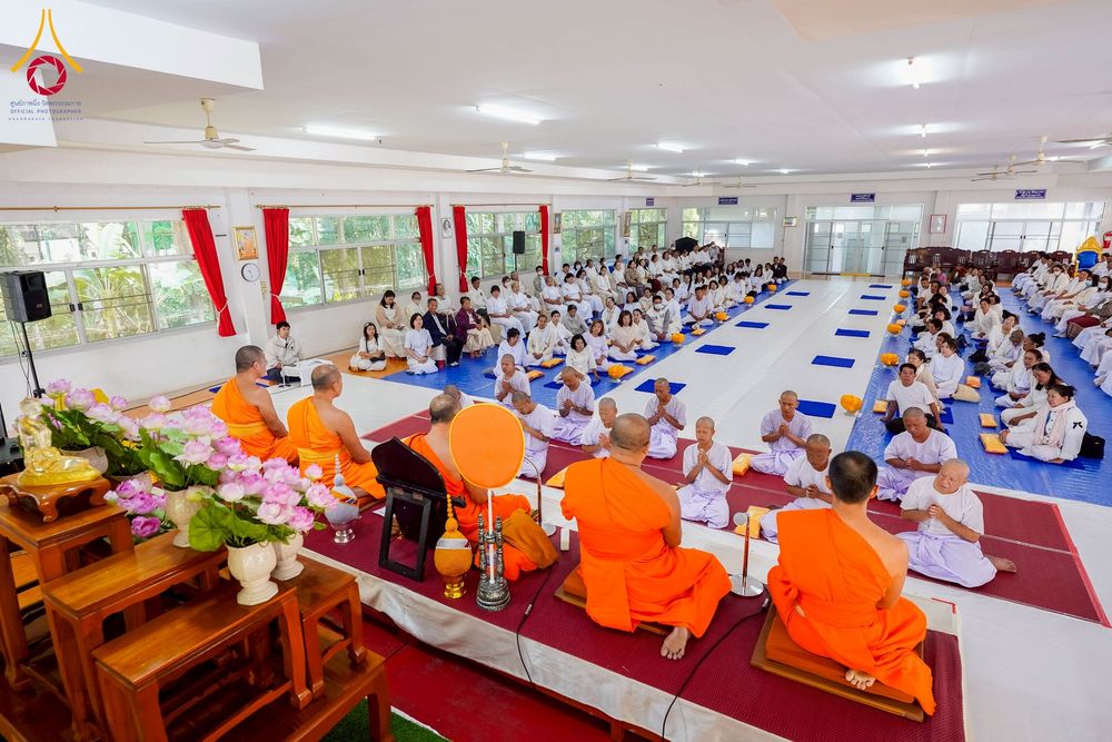 ภาพ No.275849:วันพุธที่ 3 ธันวาคม พ.ศ. 2568 พิธีบรรพชาอุปสมบท โครงการอุปสมบทบูชาธรรมมหาปูชนียาจารย์ ศูนย์อบรม : ศูนย์ส่งเสริมศีลธรรม จ.พะเยา ณ โบราณสถานพระธาตุจอมทอง และ โบสถ์กลางน้ำ วัดพระธาตุศรีโคมคำ อำเภอเมือง จังหวัดพะเยา