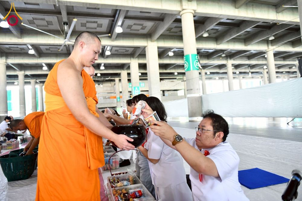 ภาพ No.256654:วันที่ 11 ตุลาคม พ.ศ. 2568 พิธีตักบาตรฉลองพระใหม่  โครงการอุปสมบทบูชาธรรม 141 ปี  พระมงคลเทพมุนี (สด จนฺทโร) ผู้ค้นพบวิชชาธรรมกาย ณ มหาวิหารคด 9 วัดพระธรรมกาย