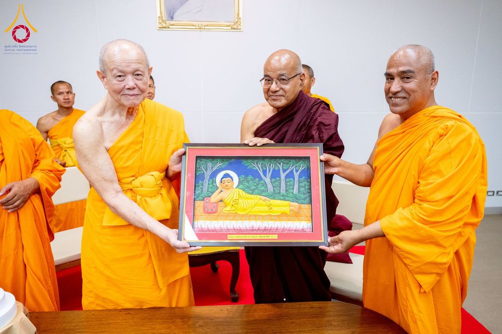 ภาพ No.222700:วันที่ 23 เมษายน พ.ศ. 2568 หลวงพ่อทัตตชีโวต้อนรับคณะสงฆ์เนปาล ณ อาคาร 100 ปี คุณยายมหารัตนอุบาสิกาจันทร์ ขนนกยูง วัดพระธรรมกาย