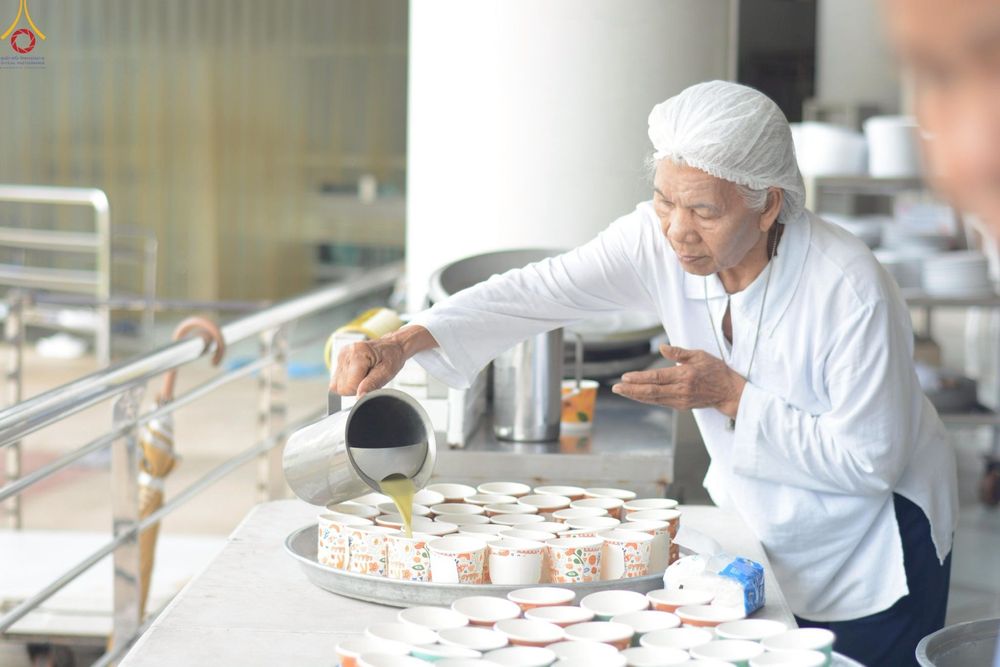 ภาพ No.246990:วันที่ 20 กันยายน พ.ศ. 2568 พิธีถวายเมนูสวรรค์เพื่อการบรรลุธรรม ณ หอฉันคุณยายอาจารย์ฯ วัดพระธรรมกาย