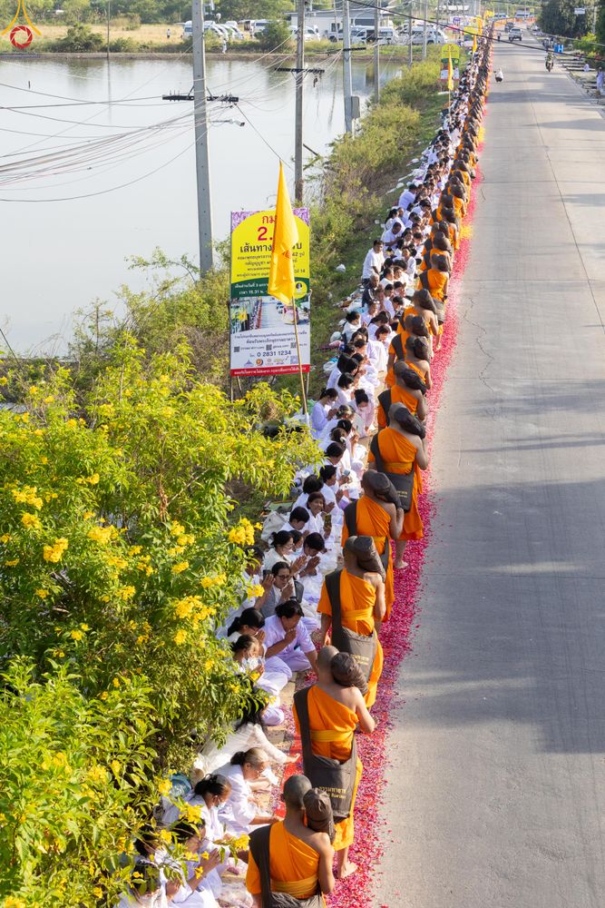 ภาพ No.287809:วันที่ 3 มกราคม พ.ศ. 2569 พิธีต้อนรับพระธรรมยาตรา ครั้งที่ 2 (ภาพชุดที่ 2) ในโครงการธรรมยาตรา กตัญญูบูชา มหาปูชนียาจารย์ พระมงคลเทพมุนี(สด จนฺทสโร) พระผู้ปราบมาร อนุสรณ์สถาน 7 แห่ง ปีที่ 14 ณ อนุสรณ์สถานมหาวิหารพระมงคลเทพมุนี (โลตัสแลนด์) อ.สองพี่น้อง จ.