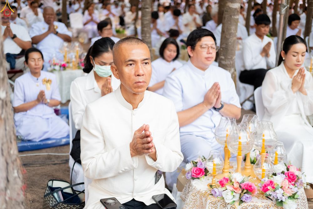 ภาพ No.290112:วันที่ 6 มกราคม พ.ศ. 2569 พิธีจุดประทีปถวายเป็นพุทธบูชา และบูชาธรรมมหาปูชนียาจารย์ (ภาพชุดที่ 2) ณ อนุสรณ์สถานมหาวิหารพระมงคลเทพมุนี (โลตัสแลนด์) อ.สองพี่น้อง จ.สุพรรณบุรี ในโครงการธรรมยาตรา กตัญญูบูชา มหาปูชนียาจารย์ พระมงคลเทพมุนี(สด จนฺทสโร) พระผู้ปรา