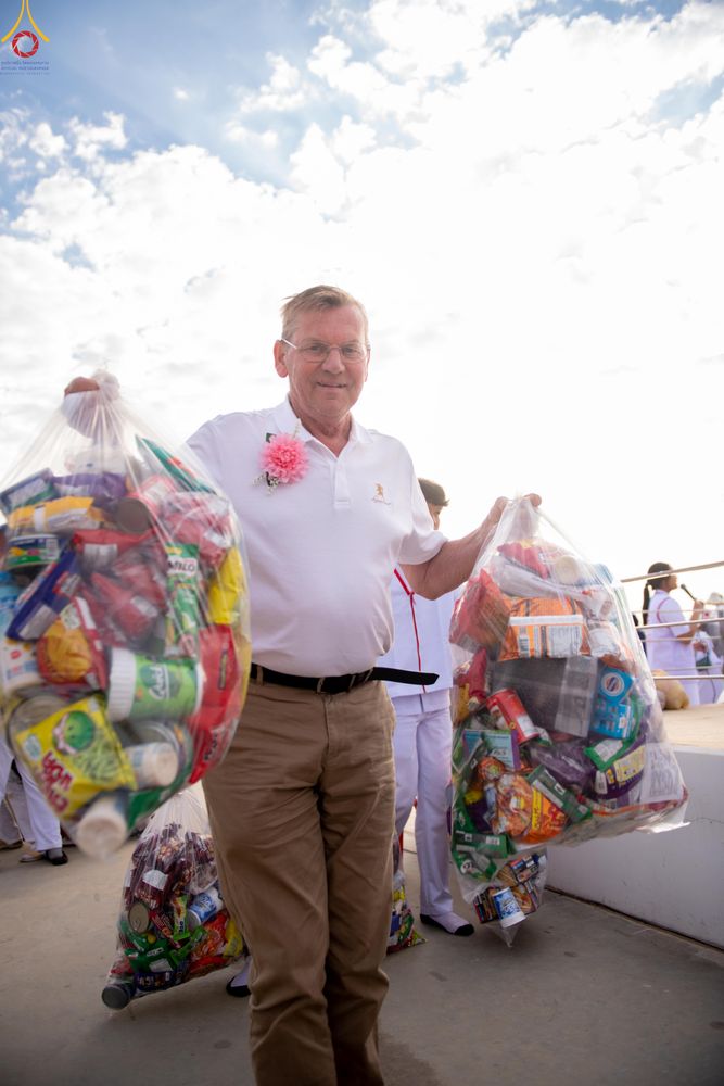 ภาพ No.302744:วันที่ 24 มกราคม พ.ศ. 2569 พิธีตักบาตรพระธรรมยาตรา(ภาพชุดที่ 2) ณ อนุสรณ์สถานลำดับที่ 5 สถานที่เผยแผ่วิชชาธรรมกายครั้งแรก อนุสรณ์สถานบางปลา วัดบางปลา อำเภอบางเลน จังหวัดนครปฐม ในโครงการธรรมยาตรา กตัญญูบูชา มหาปูชนียาจารย์ พระมงคลเทพมุนี(สด จนฺทสโร) พระผู