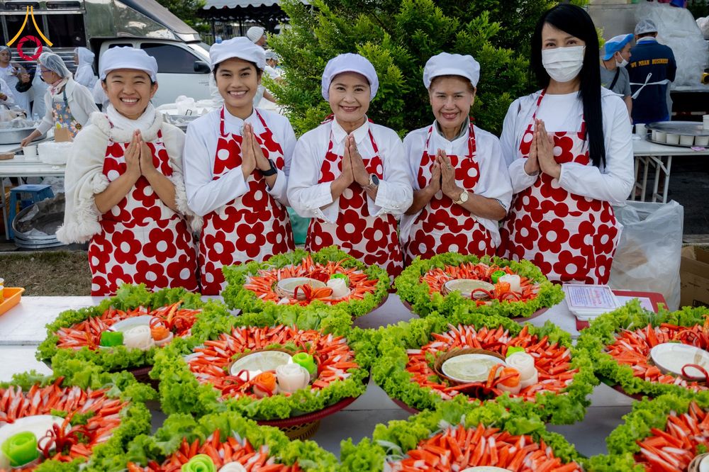 ภาพ No.292546:วันที่ 12 มกราคม พ.ศ. 2569 พิธีถวายภัตตาหารเป็นสังฆทาน แด่พระธรรมยาตรา ณ อนุสรณ์สถานมหาวิหารพระมงคลเทพมุนี (โลตัสแลนด์) อ.สองพี่น้อง จ.สุพรรณบุรี ในโครงการธรรมยาตรา กตัญญูบูชา มหาปูชนียาจารย์ พระมงคลเทพมุนี(สด จนฺทสโร) พระผู้ปราบมาร อนุสรณ์สถาน 7 แห่ง ปี