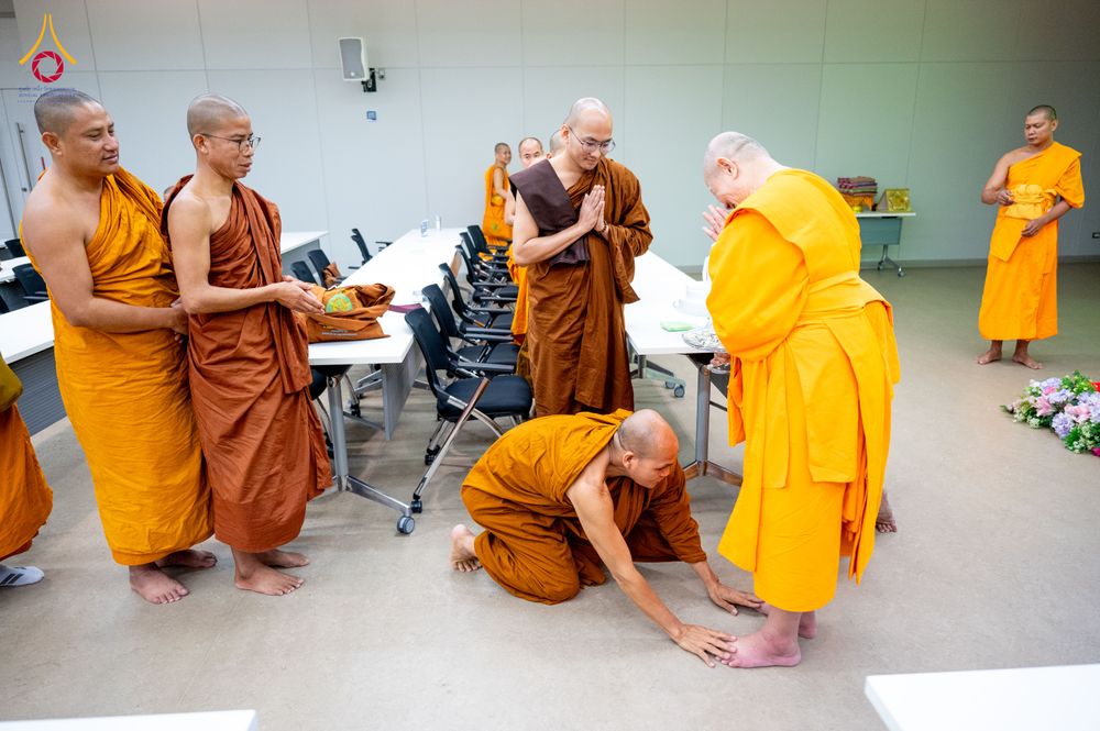ภาพ No.323369:หลวงพ่อทัตตชีโว รองเจ้าอาวาสวัดพระธรรมกาย ถวายการต้อนรับปฏิสันถารคณะสงฆ์จากประเทศศรีลังกา