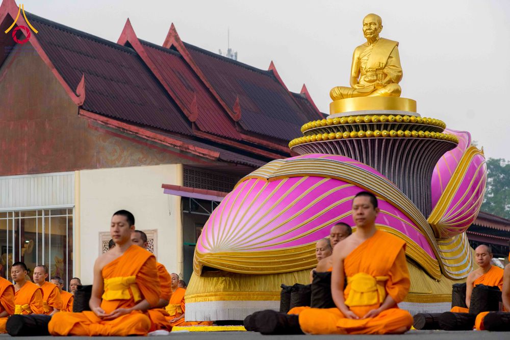 ภาพ No.297279:วันที่ 15 มกราคม พ.ศ.2569 พระธรรมยาตราปฏิบัติธรรมและถ่ายภาพหมู่ประวัติศาสตร์ อนุสรณ์สถานลำดับที่ 4 สถานที่เกิดด้วยกายธรรม  ณ วัดโบสถ์บน ต.บางคูเวียง จ.นนทบุรี ในโครงการธรรมยาตรา กตัญญูบูชา มหาปูชนียาจารย์ พระมงคลเทพมุนี(สด จนฺทสโร) พระผู้ปราบมาร อนุสรณ์ส