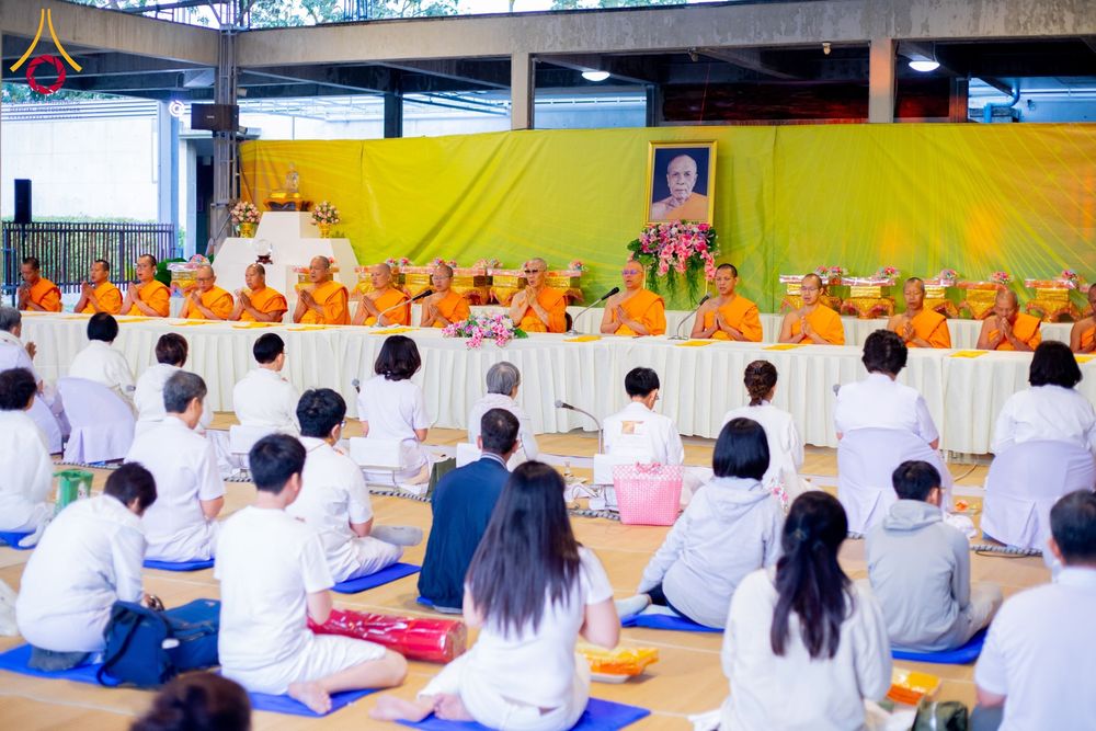 ภาพ No.193730:สาธุชนถวายภัตตาหารเป็นสังฆทาน แด่พระธรรมยาตรา ณ อนุสรณ์สถานมหาวิหารพระมงคลเทพมุนี (โลตัสแลนด์) อ.สองพี่น้อง จ.สุพรรณบุรี ในโครงการธรรมยาตรา กตัญญูบูชา มหาปูชนียาจารย์ พระมงคลเทพมุนี(สด จนฺทสโร) พระผู้ปราบมาร ปีที่ 13 วันที่ 12 มกราคม พ.ศ.2568
