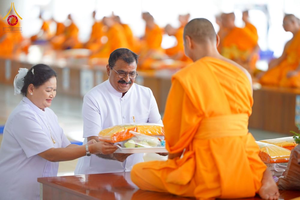 ภาพ No.268318:วันที่ 8 พฤศจิกายน พ.ศ. 2568 พิธีถวายภัตตาหารเมนูสวรรค์ เพื่อการบรรลุธรรม ณ หอฉันคุณยายอาจารย์ฯ วัดพระธรรมกาย