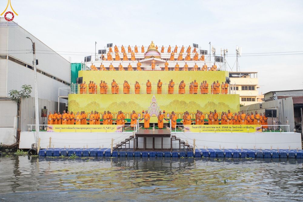 ภาพ No.201583:พิธีจุดประทีปถวายเป็นพุทธบูชา และบูชาธรรมมหาปูชนียาจารย์ ณ อาคารธรรมยาตรา กตัญญูบูชามหาปูชนียาจารย์ ตรงข้ามวัดปากน้ำภาษีเจริญ จ.กรุงเทพมหานคร ในโครงการธรรมยาตรา กตัญญูบูชา มหาปูชนียาจารย์ พระมงคลเทพมุนี(สด จนฺทสโร) พระผู้ปราบมาร อนุสรณ์สถาน 7 แห่ง