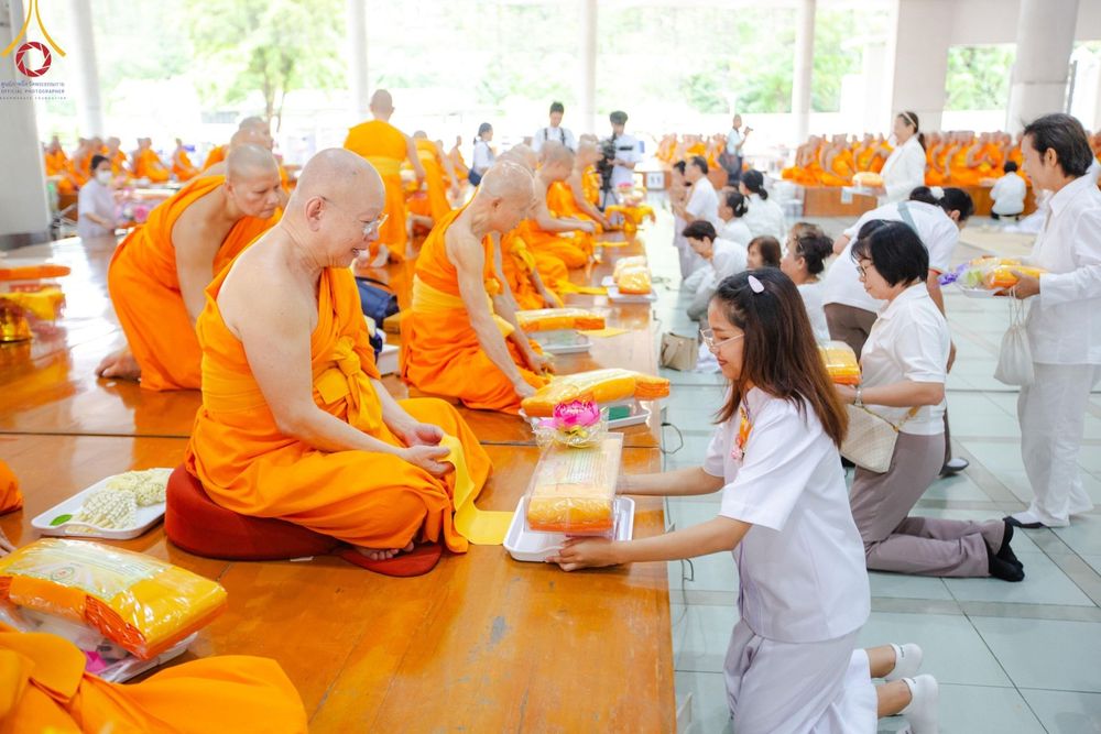 ภาพ No.169779:พิธีถวายภัตตาหารเมนูสวรรค์ "เพื่อการบรรลุธรรม" เนื่องในวันลอยกระทง (ขึ้น 15 ค่ำ เดือน 12) วันศุกร์ที่ 15 พฤศจิกายน พ.ศ. 2567 ณ หอฉันคุณยายอาจารย์ฯ วัดพระธรรมกาย