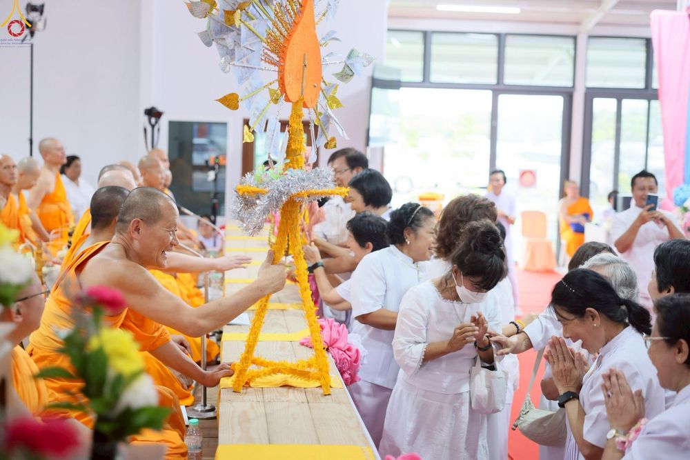 ภาพ No.272288:วันเสาร์ที่ 1 พฤศจิกายน พ.ศ. 2568 พิธีทอดกฐินสามัคคี สร้างกุฏิหมู่สามเณร ณ ศูนย์ปฏิบัติธรรมเบญจธรรม ปทุมธานี  ต.บ้านปทุม อ.สามโคก จ.ปทุมธานี