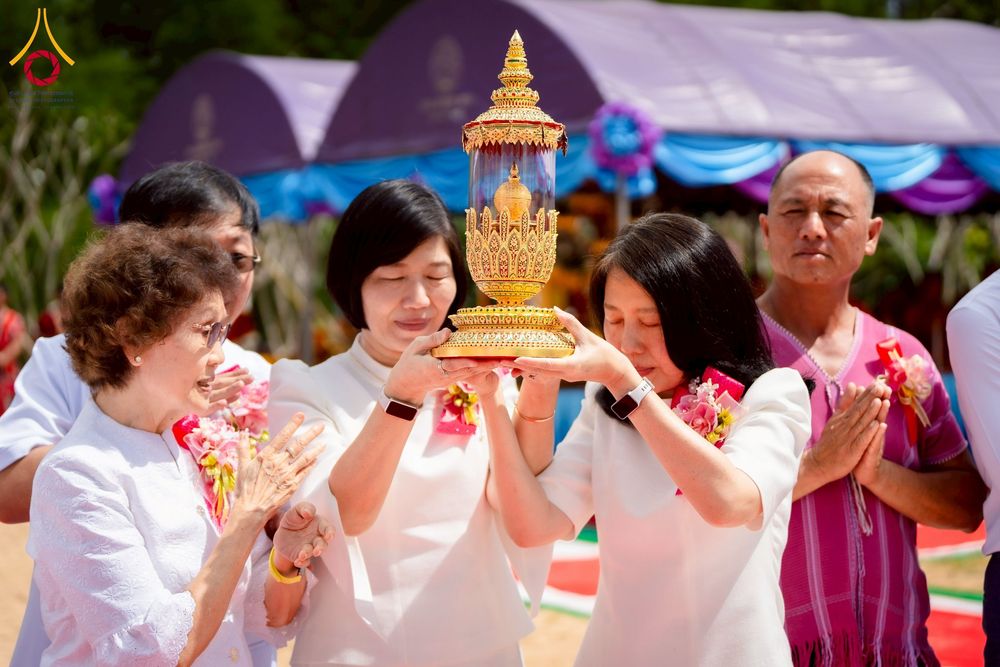 ภาพ No.255483:วันที่ 13 ตุลาคม พ.ศ. 2568 พิธีบรรจุพระบรมสารีริกธาตุ ผูกผ้า 7 สี เพื่อความเป็นสิริมงคล  และ ยกช่อฟ้า ประดิษฐานบนหลังคาอุโบสถวัดทุ่งเจริญธรรม ถวายบูชาธรรม 81 ปี หลวงพ่อธัมมชโย โดยคณะศิษยานุศิษย์ ณ วัดทุ่งเจริญธรรม อ.อมก๋อย จ.เชียงใหม่