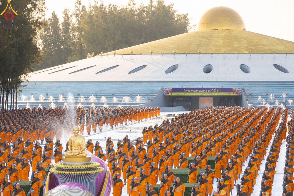 ภาพ No.104405:พระธรรมยาตราร่วมปฏิบัติธรรม และถ่ายภาพหมู่ประวัติศาสตร์ หน้ามหาวิหารพระมงคลเทพมุนี วันที่ 27 ธันวาคม พ.ศ. 2566