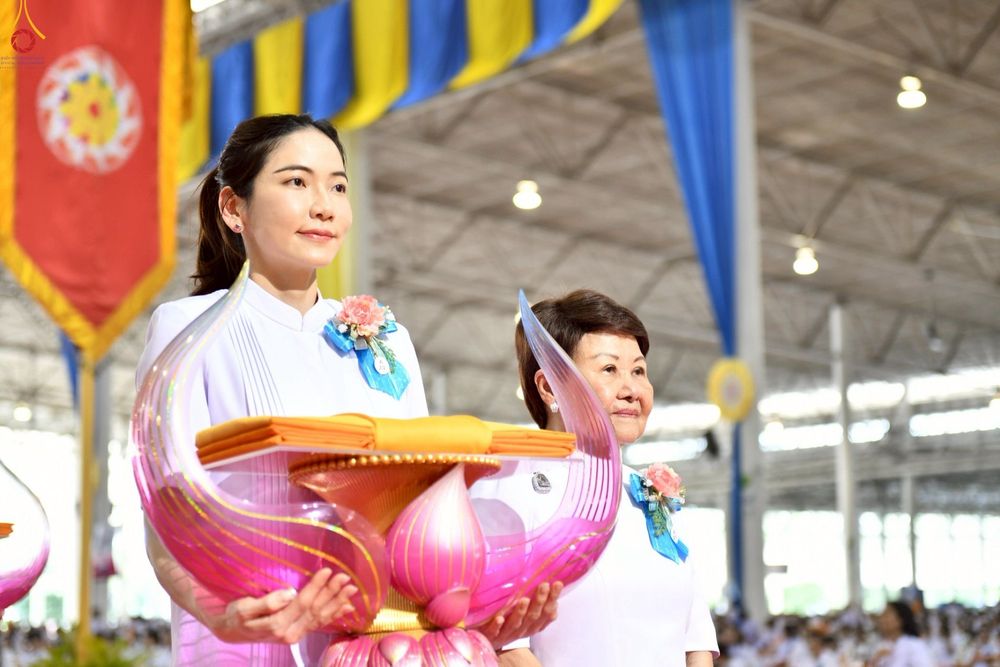 ภาพ No.251571:วันที่ 10 ตุลาคม พ.ศ. 2568 พิธีทอดผ้าป่าสมทบกฐินวัดพระธรรมกาย และสมทบกฐิน 30,000 กว่าวัดทั่วประเทศ ครั้งที่ 3 ณ สภาธรรมกายสากล วัดพระธรรมกาย