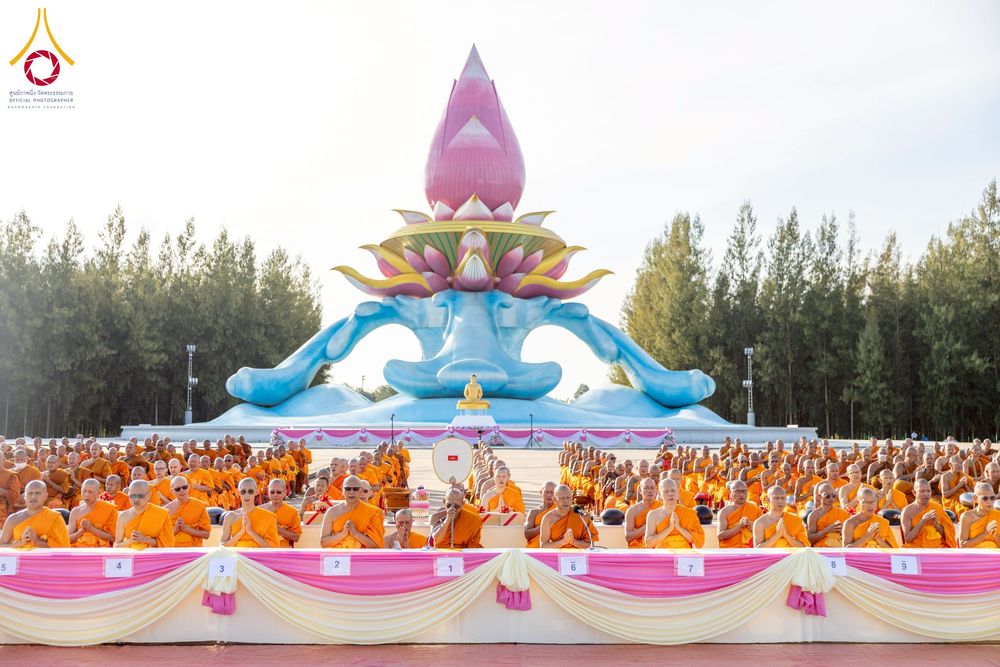 ภาพ No.250553:วันพุธที่ 8 ตุลาคม พ.ศ. 2568 พิธีตักบาตรเทโวโรหณะ ณ ลานธรรมปทุมรัตน์ธรรมเจดีย์ พุทธอุทยานนานาชาติ อ.โพนพิสัย จ.หนองคาย