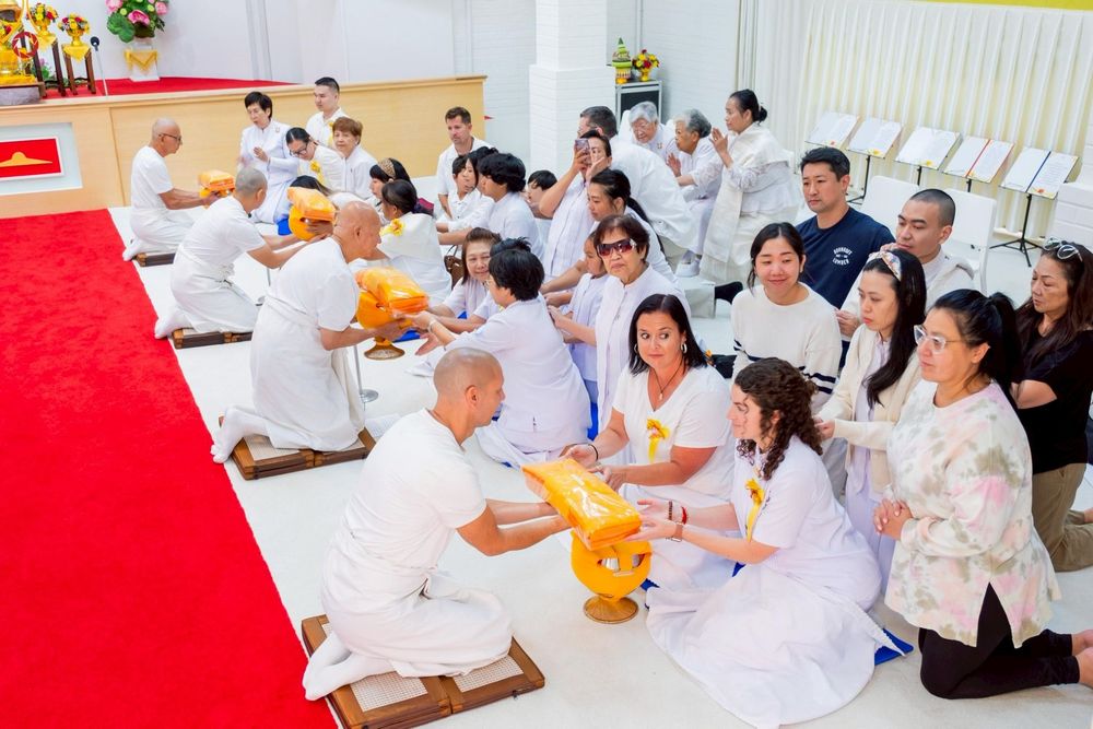 ภาพ No.252249:วันที่ 4-5 ตุลาคม พ.ศ. 2568  วัดพระธรรมกายแคลิฟอร์เนีย ประเทศสหรัฐอเมริกา ได้จัดพิธีตัดปอยผม โดยคณะสงฆ์ ญาติ ๆ และสาธุชน ให้กับนาคธรรมทายาท 8 ท่าน และได้จัดพิธีบรรพชา-อุปสมบท ฉลองพิธีทอดกฐินบรมจักรพรรดิ สร้างอุโบสถ 82 ปี บูชาธรรมหลวงพ่อธัมมชโย