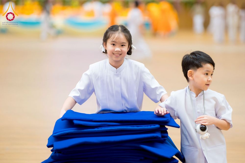 ภาพ No.270615:วันอาทิตย์ที่ 16 พฤศจิกายน พ.ศ. 2568 ถวายกองทุนโครงการอุปสมบทหมู่ 3,000 รูปทั่วไทย  รุ่นบูชาธรรมมหาปูชนียาจารย์ ณ ห้องแก้วสารพัดนึก 2 สภาธรรมกายสากล วัดพระธรรมกาย