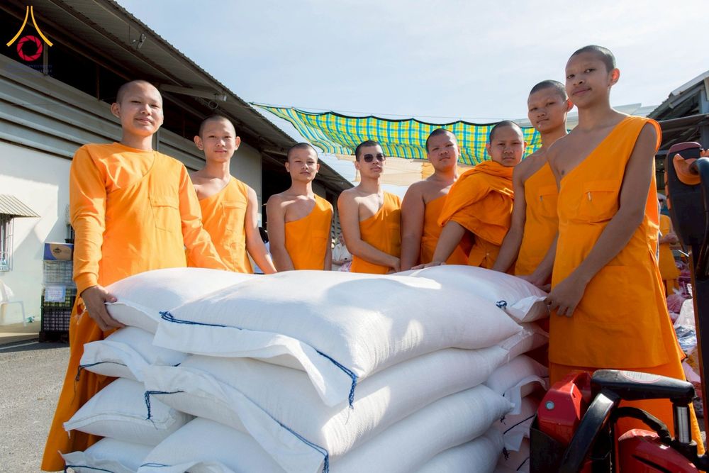 ภาพ No.273688:วันที่ 27 พฤศจิกายน พ.ศ. 2568 คณะศิษยานุศิษย์วัดพระธรรมกาย มูลนิธิธรรมกาย มอบอาหารและสิ่งของความช่วยเหลือให้พี่น้องชาวใต้ ผู้ประสบอุทกภัยน้ำท่วม