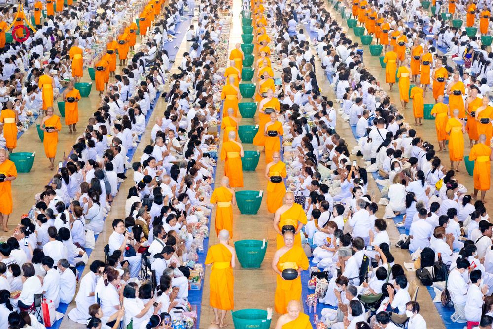 ภาพ No.308230:วันที่ 1  กุมภาพันธ์ พ.ศ. 2569 พิธีตักบาตรข้าวสารอาหารแห้ง ณ บ้านแก้วเรือนทองคุณยาย สภาธรรมกายสากล วัดพระธรรมกาย