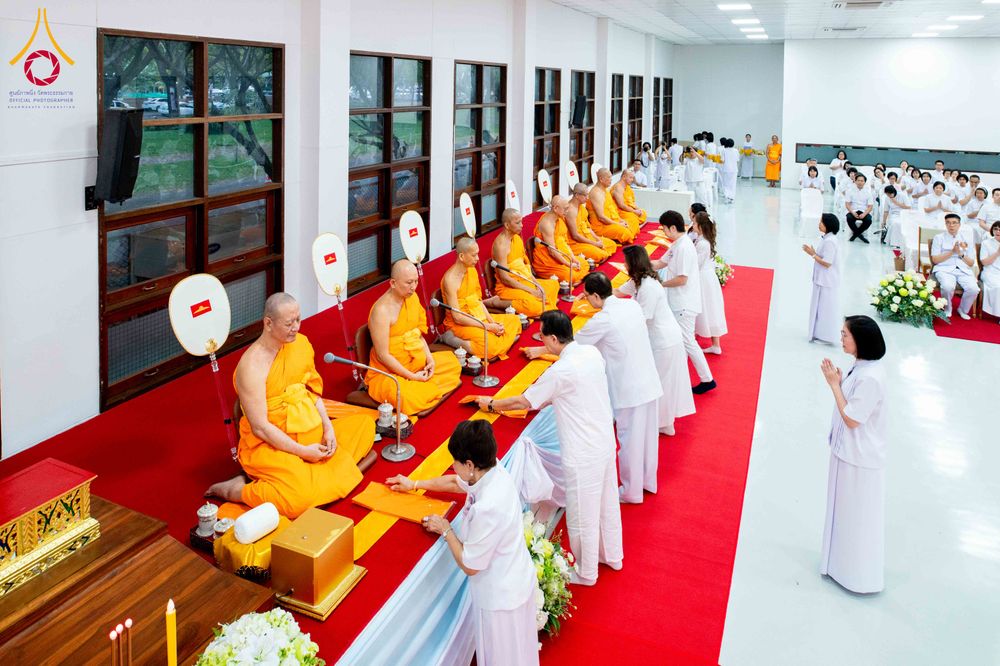 ภาพ No.314470:วันพฤหัสบดีที่ 19 มีนาคม พ.ศ. 2569 พิธีบำเพ็ญกุศล คุณพ่อณรงค์ จินตมากุล โยมบิดา พระครูปลัดรัตนวีรวัฒน์ (รังสฤษดิ์ อิทฺธิจินตโก) ที่ปรึกษาเจ้าคณะจังหวัดปทุมธานี เจ้าอาวาสวัดพระธรรมกาย  ณ ห้องปลูกศรัทธา 2 วัดพระธรรมกาย ปทุมธานี