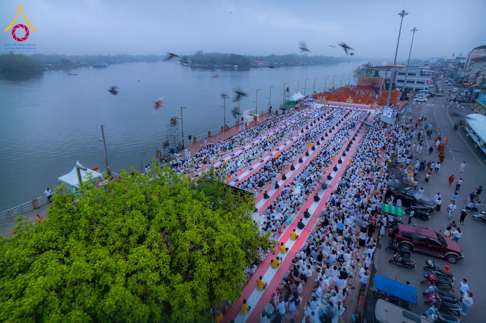 ภาพ No.284643:วันอาทิตย์ที่ 14 ธันวาคม พ.ศ.2568  พิธีทำบุญเมืองสุราษฎร์ธานี 110ปี และพิธีตักบาตรพระสงฆ์ 1,110 รูป  ณ บริเวณริมน้ำวัดกลาง (เก่า) ถนนบ้านดอน ตำบลตลาดใหม่ อำเภอเมือง จังหวัดสุราษฎร์ธานี