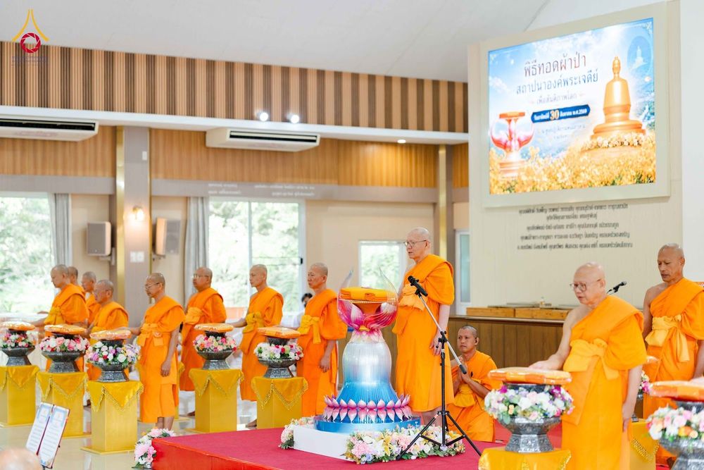 ภาพ No.346518:วันอาทิตย์ที่ 30 สิงหาคม พ.ศ.2569 พิธีทอดผ้าป่า สวดธรรมจักรกัปปวัตนสูตรกลั่นแผ่นดินโปรยรัตนชาติ  สถาปนาองค์พระเจดีย์เพื่อสร้างสันติภาพโลก  ณ ศูนย์ปฏิบัติธรรมพนมสารคาม (เพชรตะวัน) จังหวัดฉะเชิงเทรา
