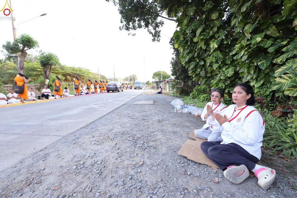 ภาพ No.296270:ภาพเบื้องหลังอาสาสมัครรวมใจ ชุดที่ 2 ในโครงการธรรมยาตรา กตัญญูบูชา มหาปูชนียาจารย์ พระมงคลเทพมุนี(สด จนฺทสโร) พระผู้ปราบมาร อนุสรณ์สถาน 7 แห่ง ปีที่ 14