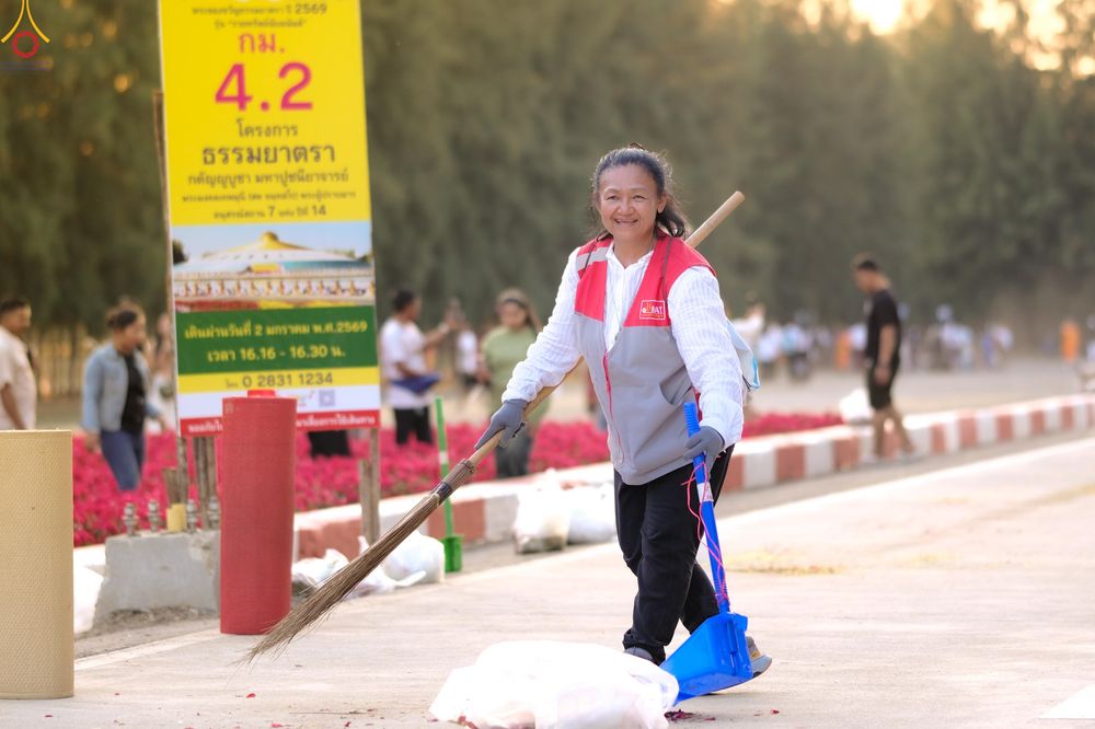 ภาพ No.296045:ภาพเบื้องหลังอาสาสมัครรวมใจ ชุดที่ 1 ในโครงการธรรมยาตรา กตัญญูบูชา มหาปูชนียาจารย์ พระมงคลเทพมุนี(สด จนฺทสโร) พระผู้ปราบมาร อนุสรณ์สถาน 7 แห่ง ปีที่ 14