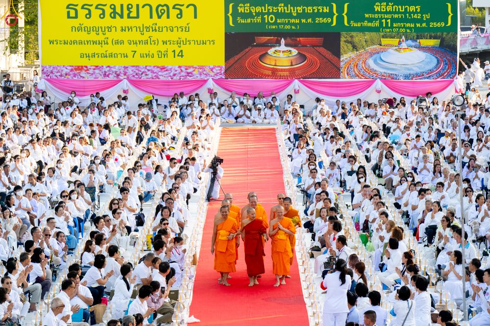 ภาพ No.291926:วันที่ 10 มกราคม พ.ศ. 2569 พิธีจุดประทีปถวายเป็นพุทธบูชา และบูชาธรรมมหาปูชนียาจารย์  ณ อนุสรณ์สถานคลองบางนางแท่น อ.สามพราน จ.นครปฐม ในโครงการธรรมยาตรา กตัญญูบูชา มหาปูชนียาจารย์ พระมงคลเทพมุนี(สด จนฺทสโร) พระผู้ปราบมาร อนุสรณ์สถาน 7 แห่ง ปีที่ 14