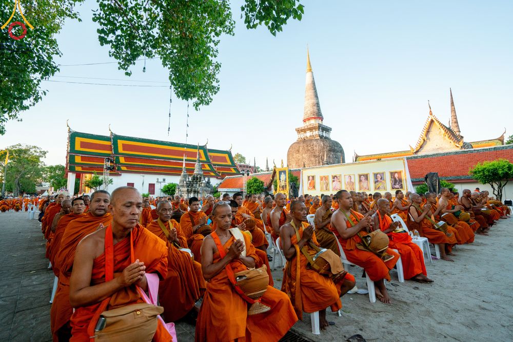 ภาพ No.311183:วันเสาร์ที่ 28 กุมภาพันธ์ พ.ศ. 2569 พิธีตักบาตรพระมหากุศล 11,250 รูป เฉลิมฉลอง 1,250 ปีศรีธรรมราชเจดีย์ สู่มรดกโลก ณ ถนนราชดำเนิน บริเวณหน้าวัดพระมหาธาตุวรมหาวิหาร อ.เมือง จ.นครศรีธรรมราช