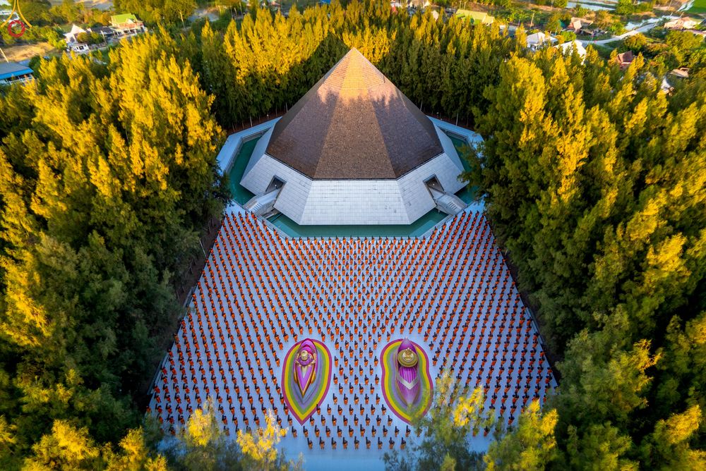 ภาพ No.288463:วันที่ 4 มกราคม พ.ศ. 2569 พระธรรมยาตราปฏิบัติธรรม และถ่ายภาพหมู่ประวัติศาสตร์ ในโครงการธรรมยาตรา กตัญญูบูชา มหาปูชนียาจารย์ พระมงคลเทพมุนี(สด จนฺทสโร) พระผู้ปราบมาร อนุสรณ์สถาน 7 แห่ง ปีที่ 14 ณ อนุสรณ์สถานมหาวิหารพระมงคลเทพมุนี (โลตัสแลนด์) อ.สองพี่น้อง