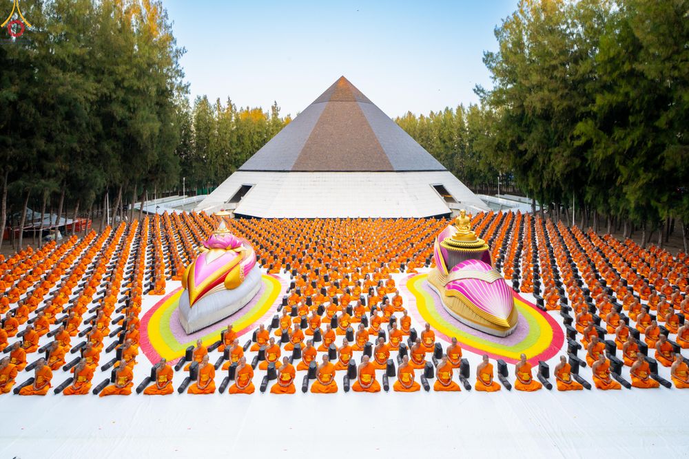 ภาพ No.288423:วันที่ 4 มกราคม พ.ศ. 2569 พระธรรมยาตราปฏิบัติธรรม และถ่ายภาพหมู่ประวัติศาสตร์ ในโครงการธรรมยาตรา กตัญญูบูชา มหาปูชนียาจารย์ พระมงคลเทพมุนี(สด จนฺทสโร) พระผู้ปราบมาร อนุสรณ์สถาน 7 แห่ง ปีที่ 14 ณ อนุสรณ์สถานมหาวิหารพระมงคลเทพมุนี (โลตัสแลนด์) อ.สองพี่น้อง