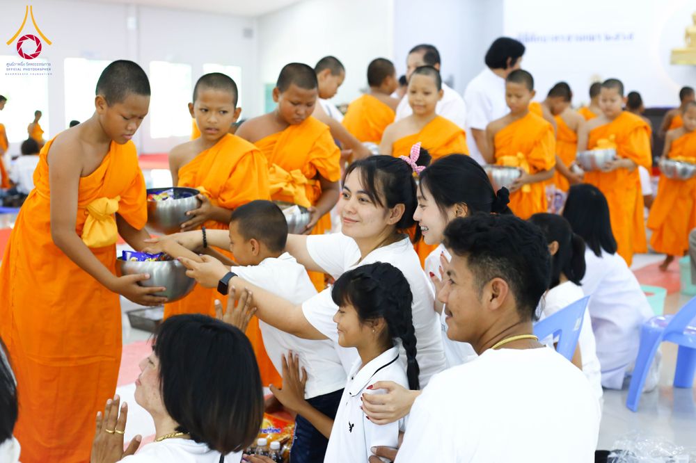 ภาพ No.320921:วันเสาร์ที่ 11 เมษายน พ.ศ.2569 พิธีตักบาตรฉลองสามเณรใหม่ ณ ศูนย์อบรมเยาวชนนครปฐม