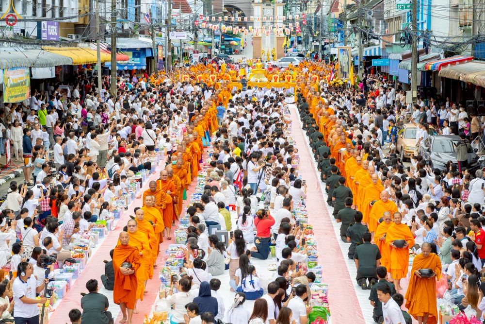 ภาพ No.245395:วันอาทิตย์ที่ 14 กันยายน พ.ศ. 2568 ตักบาตรพระ 555 รูป มหากุศล  น้อมถวายเป็นพุทธบูชา ณ หอนาฬิกาเบตง อ.เบตง จ.ยะลา