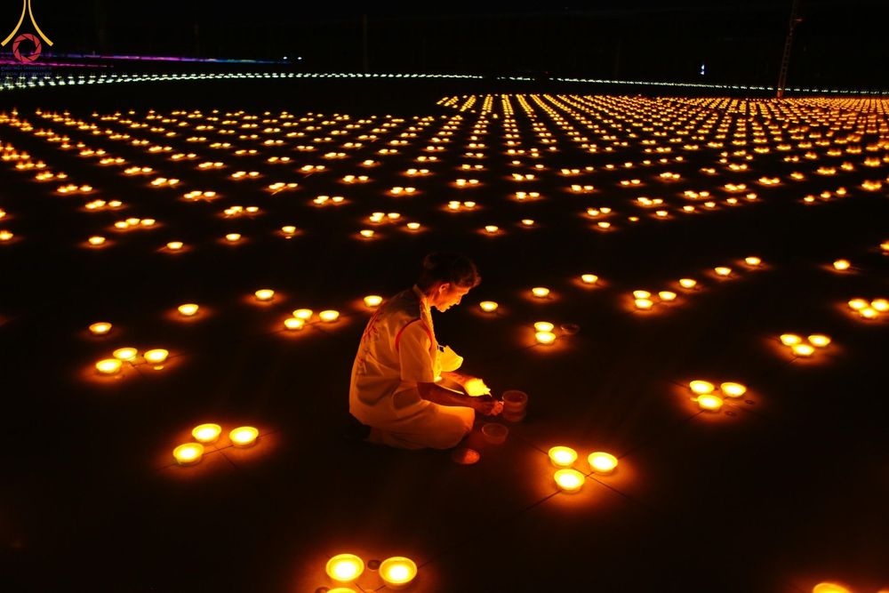 ภาพ No.279378:พิธีจุดวิสาขประทีป พิธีเวียนประทักษิณ ในวันวิสาขบูชา พุธที่ 22 พฤษภาคม พ.ศ. 2567 ( วันพระขึ้น 15 ค่ำ เดือน 6 ) ณ ลานธรรม พระมหาธรรมกายเจดีย์ วัดพระธรรมกาย จ.ปทุมธานี
