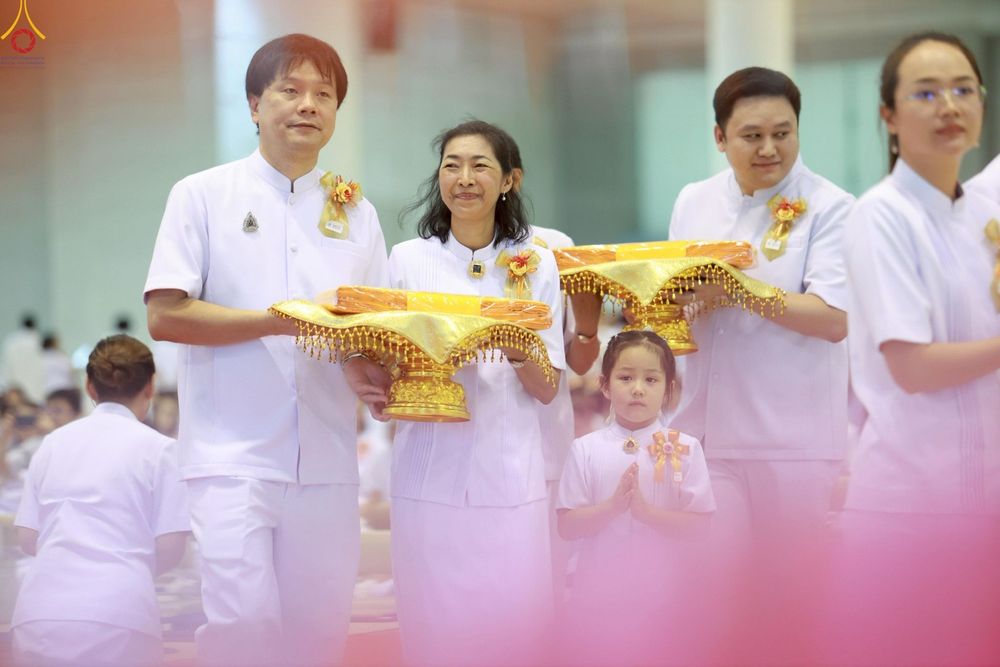 ภาพ No.251704:วันที่ 10 ตุลาคม พ.ศ. 2568 พิธีทอดผ้าป่าสมทบกฐินวัดพระธรรมกาย และสมทบกฐิน 30,000 กว่าวัดทั่วประเทศ ครั้งที่ 3 ณ สภาธรรมกายสากล วัดพระธรรมกาย