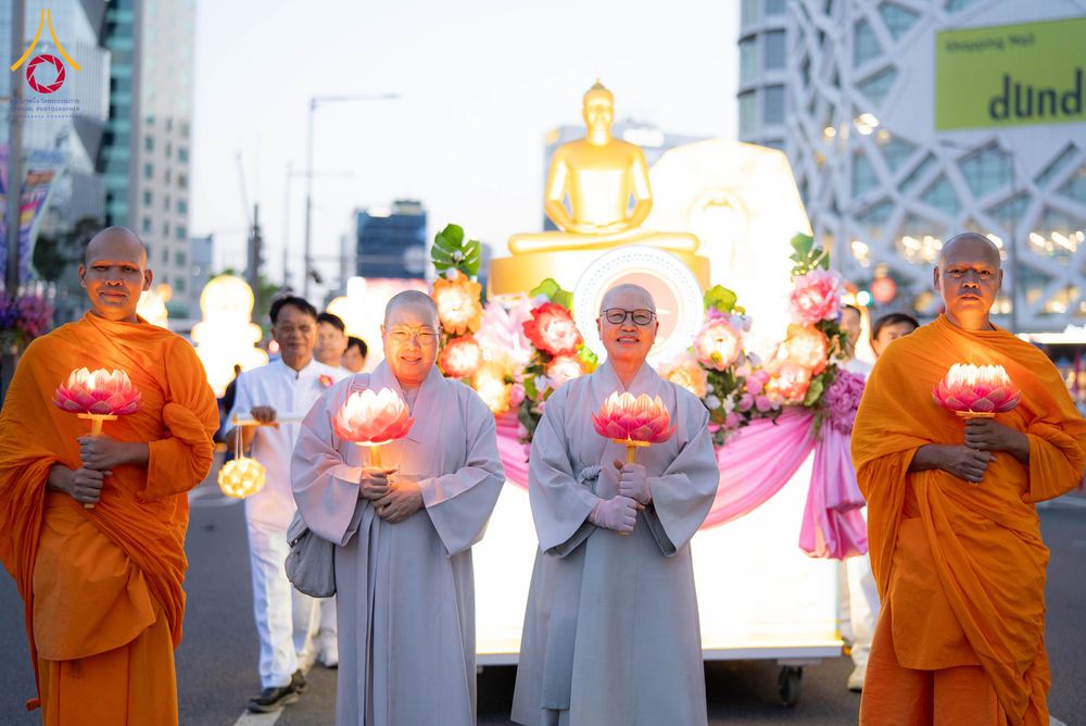 ภาพ No.328958:วันเสาร์ที่ 16 พฤษภาคม พ.ศ.2569 งานเทศกาลโคมวิสาขบูชานานาชาติ หรือ ยอนดึงฮเว  연등회 (Lotus Lantern Festival) ประจำปี 2569 ประเทศเกาหลีใต้