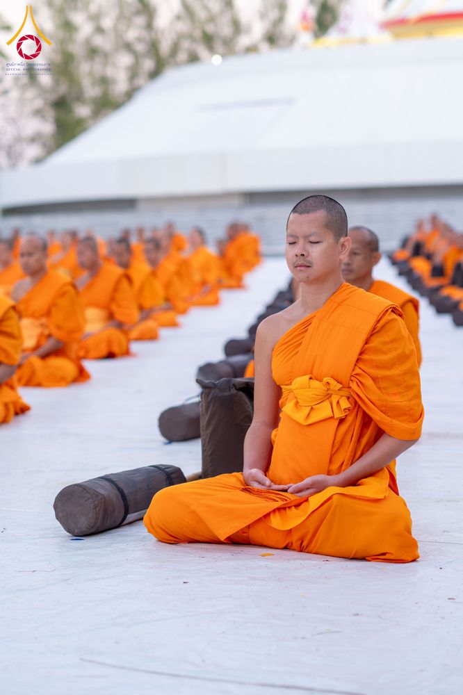 ภาพ No.290604:วันที่ 8 มกราคม พ.ศ. 2569 พระธรรมยาตราปฏิบัติธรรม และถ่ายภาพหมู่ประวัติศาสตร์ ในโครงการธรรมยาตรา กตัญญูบูชามหาปูชนียาจารย์ พระมงคลเทพมุนี(สด จนฺทสโร) พระผู้ปราบมาร อนุสรณ์สถาน 7 แห่ง ปีที่ 14 ณ อนุสรณ์สถานคลองบางนางแท่น อ.สามพราน จ.นครปฐม